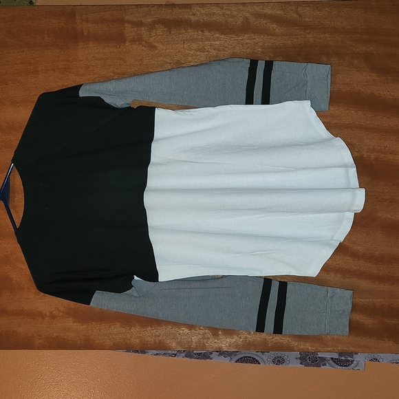 HOLLISTER LONG SLEEVE TEE - Picture 6 of 6